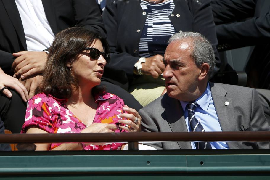 In tribuna dialogo tra il sindaco di Parigi Anne Hidalgo e il presidente della federazione tennis francese Jean Gachassin (Action Images)